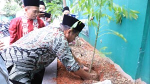 Bimas Islam Kemenag dan LTM PWNU DKI Sambut Ramadan dengan Bersih-bersih Masjid dan Tanam Pohon